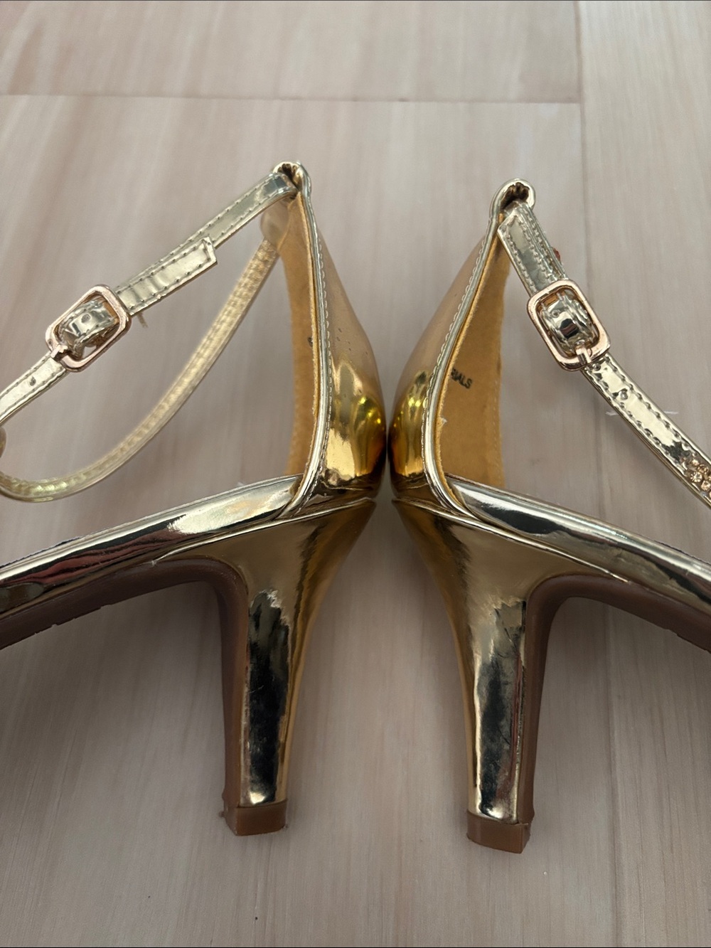 2 Lips Too Metallic Gold Too Ella T-Strap low heel  Sandal like New! Beautiful - Picture 16 of 16